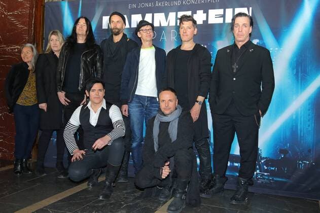 Band Rammstein (R-L): Till Lindemann, Christoph Schneider, Christian Lorenz, Oliver Riedel, Paul Landers und Richard Zven Kruspe (unten), bei der Filmpremiere - Rammstein Live in Paris - im Theater Volksbuehne am Rosa-Luxemburg-Platz, Berlin Copyright imago stock&people GmbH Tinkeres Datum: 16.03.2017 Rammstein Filmpremiere