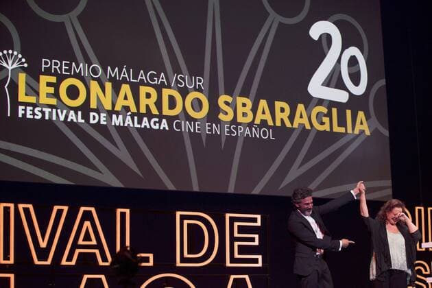 Argentinian actor Leonardo Sbaraglia (L), accompained by his mother Roxana Randon, after receiving the Malaga-Sur Award during the 20th Edition of the Malaga Film Festival of Spanish Cinema at Cervantes Theater in Malaga, Spain, 18 March 2017. MALAGA FILM FESTIVAL OF SPANISH CINEMA !ACHTUNG: NUR REDAKTIONELLE NUTZUNG!  Copyright: xJorgexZapatax GRA560 20170318-636254774547171558
