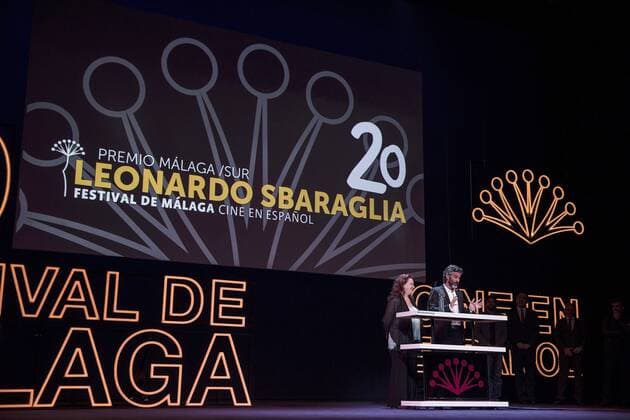 Argentinian actor Leonardo Sbaraglia (R), accompained by his mother Roxana Randon, speaks after receiving the Malaga-Sur Award during the 20th Edition of the Malaga Film Festival of Spanish Cinema at Cervantes Theater in Malaga, Spain, 18 March 2017. MALAGA FILM FESTIVAL OF SPANISH CINEMA !ACHTUNG: NUR REDAKTIONELLE NUTZUNG!  Copyright: xJorgexZapatax GRA560 20170318-636254774590539002