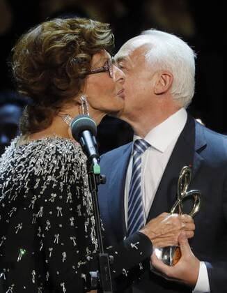 MOSCOW, RUSSIA - MARCH 18, 2017: Italian actress Sophia Loren (L) and Vladimir Spivakov, artistic director and principal conductor of the National Philharmonic of Russia and the Moscow Virtuosi Chamber Orchestra, at a ceremony to present BraVo international music awards at the Bolshoi Theatre. Mikhail Japaridze TASS  TS044C5F