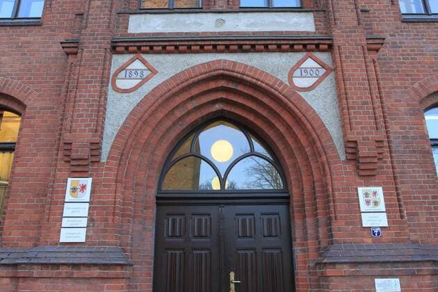 Blick am Mittwoch (15.03.2017) auf das Oberverwaltungsgericht und Landesverfassungsgericht in Greifswald. Vor dem Gericht wurde im Verlauf des Tages eine Klage gegen Europas größte Ferkelzuchtanlage in Alt Tellin (Vorpommern Greifswald) verhandelt. In der industriellen Anlage werden gleichzeitig 10458 Muttersauen und 35.000 Absatzferkel gehalten. Dabei werden nach Ansicht des BUND, Anwohnern, Tierschutzorganisationen und Einzelpersonen zahlreiche Tier- und Brandschutzrechtliche Belange außer Acht gelassen. Das hat dazu geführt, dass das Verwaltungsgericht der Stadt im Verlauf des Tages in einer öffentlichen Sitzung gegen die erteilte Betriebsgenehmigung verhandelt.