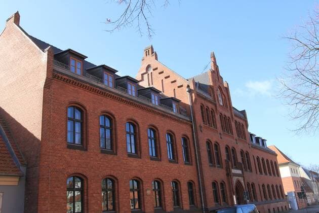 Blick am Mittwoch (15.03.2017) auf das Oberverwaltungsgericht und Landesverfassungsgericht in Greifswald. Vor dem Gericht wurde im Verlauf des Tages eine Klage gegen Europas größte Ferkelzuchtanlage in Alt Tellin (Vorpommern Greifswald) verhandelt. In der industriellen Anlage werden gleichzeitig 10458 Muttersauen und 35.000 Absatzferkel gehalten. Dabei werden nach Ansicht des BUND, Anwohnern, Tierschutzorganisationen und Einzelpersonen zahlreiche Tier- und Brandschutzrechtliche Belange außer Acht gelassen. Das hat dazu geführt, dass das Verwaltungsgericht der Stadt im Verlauf des Tages in einer öffentlichen Sitzung gegen die erteilte Betriebsgenehmigung verhandelt.