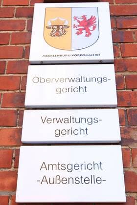 Blick am Mittwoch (15.03.2017) auf das Oberverwaltungsgericht und Landesverfassungsgericht in Greifswald. Vor dem Gericht wurde im Verlauf des Tages eine Klage gegen Europas größte Ferkelzuchtanlage in Alt Tellin (Vorpommern Greifswald) verhandelt. In der industriellen Anlage werden gleichzeitig 10458 Muttersauen und 35.000 Absatzferkel gehalten. Dabei werden nach Ansicht des BUND, Anwohnern, Tierschutzorganisationen und Einzelpersonen zahlreiche Tier- und Brandschutzrechtliche Belange außer Acht gelassen. Das hat dazu geführt, dass das Verwaltungsgericht der Stadt im Verlauf des Tages in einer öffentlichen Sitzung gegen die erteilte Betriebsgenehmigung verhandelt.