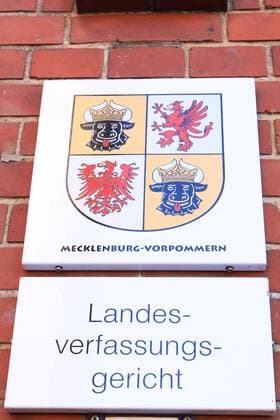 Blick am Mittwoch (15.03.2017) auf das Oberverwaltungsgericht und Landesverfassungsgericht in Greifswald. Vor dem Gericht wurde im Verlauf des Tages eine Klage gegen Europas größte Ferkelzuchtanlage in Alt Tellin (Vorpommern Greifswald) verhandelt. In der industriellen Anlage werden gleichzeitig 10458 Muttersauen und 35.000 Absatzferkel gehalten. Dabei werden nach Ansicht des BUND, Anwohnern, Tierschutzorganisationen und Einzelpersonen zahlreiche Tier- und Brandschutzrechtliche Belange außer Acht gelassen. Das hat dazu geführt, dass das Verwaltungsgericht der Stadt im Verlauf des Tages in einer öffentlichen Sitzung gegen die erteilte Betriebsgenehmigung verhandelt.
