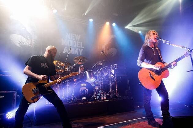 Konzert von New Model Army im FZW Dortmund¨Das neue Album Winter ist Anlass für New Model Army eine ausgiebige Tour. So führt der Weg der Band aus dem nordenglischen Bradford nach Dortmund ins FZW, wo die Musiker um Justin Sullivan vor ausverkauftem Haus gespielt haben. Konzert New Model Army im FZW
