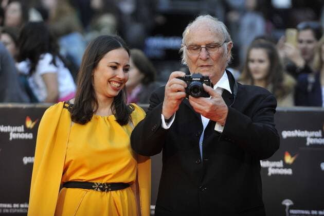 Carlos Saura mit Begleitung bei der Premiere von El Bar auf dem 20. Malaga Film Festival Festival de Malaga Cine en Espanol 2017 im Cervantes Theater. Malaga, 17.03.2017 Carlos Saura mit Begleitung  Foto:xDyDxFotografosx xFuturexImage