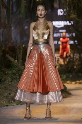 (170319) -- NEW DELHI, March 19, 2017 () --?A model presents a creation of fashion designers Amit Aggarwal and Tarun Tahiliani during the Grand Finale of?India Fashion Week Autumn Winter 2017 in?New Delhi, India, March 18, 2017.?The four-day event organized by the Fashion Design Council of India (FDCI) came to the end on Saturday in New Delhi. ( Stringer) INDIA-NEW DELHI-INDIA FASHION WEEK Xinhua 