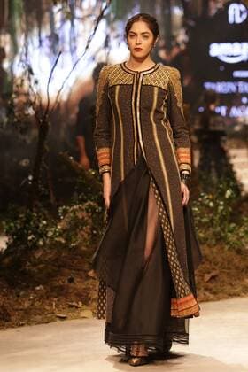 (170319) -- NEW DELHI, March 19, 2017 () --?A model presents a creation of fashion designers Amit Aggarwal and Tarun Tahiliani during the Grand Finale of?India Fashion Week Autumn Winter 2017 in?New Delhi, India, March 18, 2017.?The four-day event organized by the Fashion Design Council of India (FDCI) came to the end on Saturday in New Delhi. ( Stringer) INDIA-NEW DELHI-INDIA FASHION WEEK Xinhua 