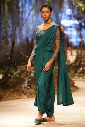 (170319) -- NEW DELHI, March 19, 2017 () --?A model presents a creation of fashion designers Amit Aggarwal and Tarun Tahiliani during the Grand Finale of?India Fashion Week Autumn Winter 2017 in?New Delhi, India, March 18, 2017.?The four-day event organized by the Fashion Design Council of India (FDCI) came to the end on Saturday in New Delhi. ( Stringer) INDIA-NEW DELHI-INDIA FASHION WEEK Xinhua 