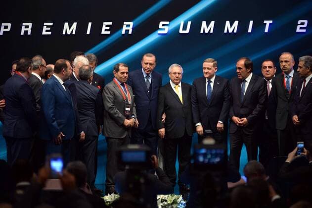 Türkischer Präsident Erdogan bei einem Treffen türkischer Fußballfunktionäre Turkish President Recep Tayyip ErdoÄüan joins the 2nd Football Summit at Istanbul, Turkey. Turkish football club directors and Turkish players Arda Turan, Volkan Demirel, Emre Belozoglu also joins the summit.  27700047sp