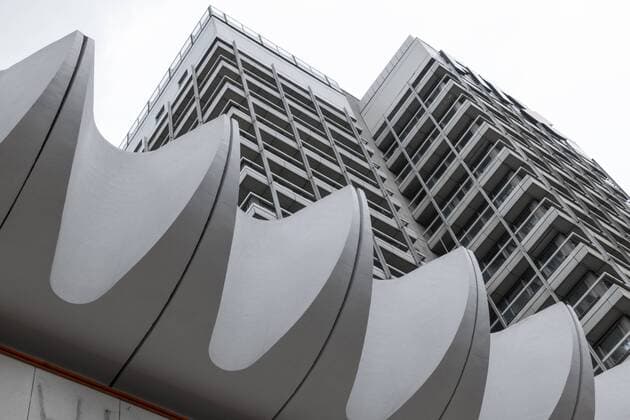 Das 67 Meter hohe, denkmalgeschützte Haus des Reisens am Alexanderplatz in Berlin-Mitte. Die Baupläne für das 1971 eingeweihte Haus stammen von Roland Korn, Johannes Briske und Roland Steiger. Haus des Reisens