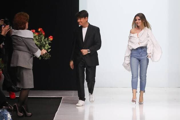 MOSCOW, RUSSIA - MARCH 21, 2017: Russian fashion designer Valentin Yudashkin and his daughter Galina (R) receive flowers after a runway show for Yudashkin s Fall Winter 2017 pret-a-porter collection at the 37th Moscow Fashion Week at Moscow s Gostiny Dvor Shopping and Exhibition Centre. Stanislav Krasilnikov TASS  TS045050