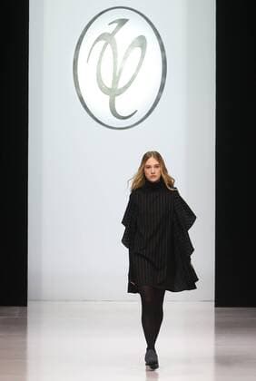 Entertainment Bilder der Woche Themen der Woche Bilder des Tages MOSCOW, RUSSIA - MARCH 21, 2017: A model showcases creations during a runway show for the Fall Winter 2017 pret-a-porter collection by Russian fashion designer Valentin Yudashkin at the 37th Moscow Fashion Week at Moscow s Gostiny Dvor Shopping and Exhibition Centre. Stanislav Krasilnikov TASS  TS045051