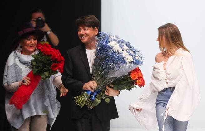 MOSCOW, RUSSIA - MARCH 21, 2017: Russian fashion designer Valentin Yudashkin and his daughter Galina (R) receive flowers after a runway show for Yudashkin s Fall Winter 2017 pret-a-porter collection at the 37th Moscow Fashion Week at Moscow s Gostiny Dvor Shopping and Exhibition Centre. Stanislav Krasilnikov TASS  TS04505F