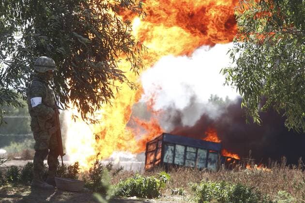 Mexiko: Brennende Öl-Pipeline A view of a fire in a Pemex pipeline at the Minatitlan-Mexico area, caused by a clandestine outlet, in Acatzingo, Puebla, Mexico, 21 March 2017. The fire completed 13 hours after its start and the authorities of the company said that it will continue for 24 hours after the closing of the valves while the remaining fuel gets consumed. FIRE REGISTERED AT PEMEX PIPELINE COULD COMPLETE 24 HOURS !ACHTUNG: NUR REDAKTIONELLE NUTZUNG!  Copyright: xHugoxOrtunox ATZ001 20170321-636257291427727018