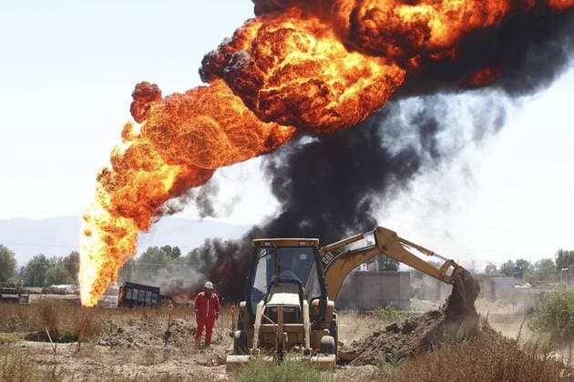 Mexiko: Brennende Öl-Pipeline A view of a fire in a Pemex pipeline at the Minatitlan-Mexico area, caused by a clandestine outlet, in Acatzingo, Puebla, Mexico, 21 March 2017. The fire completed 13 hours after its start and the authorities of the company said that it will continue for 24 hours after the closing of the valves while the remaining fuel gets consumed. FIRE REGISTERED AT PEMEX PIPELINE COULD COMPLETE 24 HOURS !ACHTUNG: NUR REDAKTIONELLE NUTZUNG!  Copyright: xFranciscoxGuascox ATZ001 20170321-636257294260026706