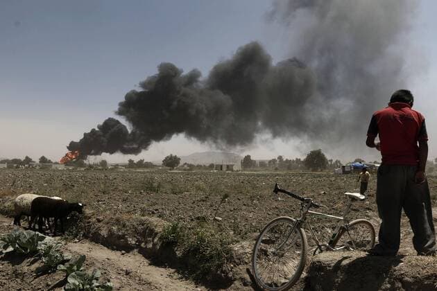 Mexiko: Brennende Öl-Pipeline A view of a fire in a Pemex pipeline at the Minatitlan-Mexico area, caused by a clandestine outlet, in Acatzingo, Puebla, Mexico, 21 March 2017. The fire completed 13 hours after its start and the authorities of the company said that it will continue for 24 hours after the closing of the valves while the remaining fuel gets consumed. FIRE REGISTERED AT PEMEX PIPELINE COULD COMPLETE 24 HOURS !ACHTUNG: NUR REDAKTIONELLE NUTZUNG!  Copyright: xHugoxOrtunox ATZ001 20170321-636257294304018142