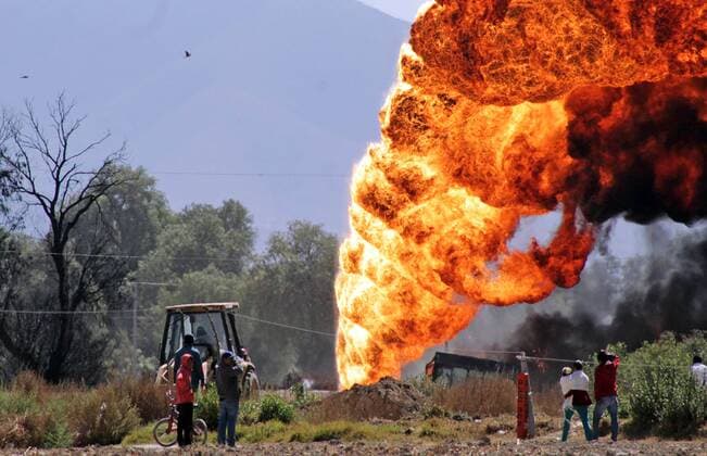 Mexiko: Brennende Öl-Pipeline March 21, 2017 - Acatzingo, Mexico - A fire broke out in a clandestine theft of oil from the Minatitlan Mexico pipeline, which began on Monday night in the community of Progreso de Juarez. The company closed the valves to the pipeline but says the fire will continue for about 24 hours before all the fuel contained inside is consumed. Mexico  - ZUMAu78_ 20170321_zaf_u78_077 Copyright: xOmarxContrerasx