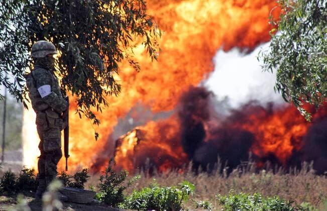 Mexiko: Brennende Öl-Pipeline March 21, 2017 - Mexico - EUM20170321NAC51.JPG.ACATZINGO, Pue.- Fire Incendio-Puebla.- 21 de marzo 2017. Un incendio se registro en la toma clandestina del ducto Minatitlan-Mexico, siniestro que inicio la noche del pasado lunes en la comunidad de Progreso de Juarez, de este municipio, al lugar acudieron elementos del Ejercito mexicano, Proteccion Civil y bomberos de los municipios aledanos. Foto: Agencia EL UNIVERSAL RCC Mexico  - ZUMAu78_ 20170321_zaf_u78_106 Copyright: xOmarxContrerasx