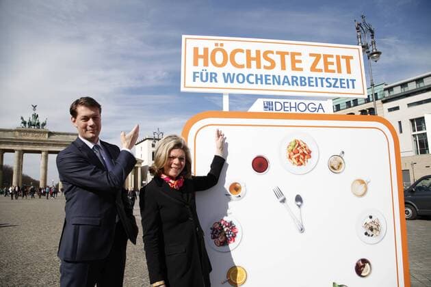 Guido Zöllick (Präsident des DEHOGA) und Ingrid Zöllick (Hauptgeschäftsführerin) am Brandenburger Tor setzen sich für ein Arbeitszeiten-Gesetz ein Guido Zöllick (Präsident des DEHOGA) und Ingrid Zöllick (Hauptgeschäftsführerin) am Brandenburger Tor setzen sich für ein Arbeitszeiten-Gesetz ein