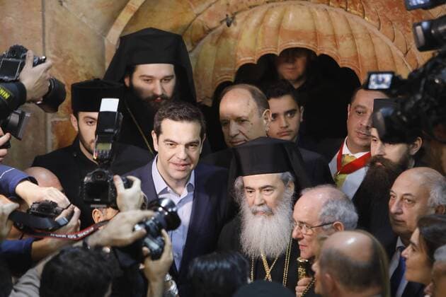 Bilder des Tages Greek Prime Minister Alexis Tsipras (C-L) and Greek Orthodox Patriarch of Jerusalem Theophilos III (C-R) walk out of the Edicule following a ceremony at the Church of the Holy Sepulchre in Jerusalem?s Old City, on March 22, 2017. The ornate shrine surrounding what is believed to be Jesus s tomb was reopened at a ceremony in Jerusalem following months of delicate restoration work. Pool photo by Mehahem Kahana  JERX20170322117 MENAHEMxKAHANA