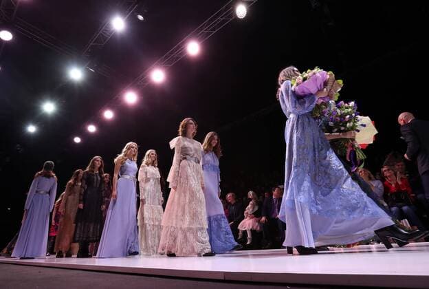MOSCOW, RUSSIA - MARCH 22, 2017: Models showcase creations during a catwalk show for the Fall Winter 2017-2018 collection be designer Elena Shipilova at the Moscow Fashion Week, at Moscow s Gostiny Dvor Shopping and Exhibition Centre. Vyacheslav Prokofyev TASS  TS0451E2