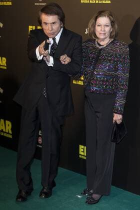 Raphael and Natalia Figueroa attends the premiere of the film El bar at Callao Cinema in Madrid, Spain. March 22, 2017.  (20170322149)