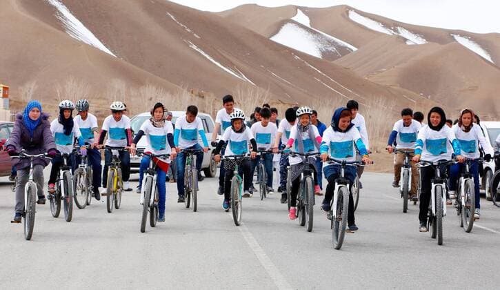 Bilder des Tages (170323) -- BAMYAN, March 23 -- Afghan girls ride bicycles during a cycling event on Farmer s Day in Bamyan province, central Afghanistan , March 22, 2017. The Afghans celebrated Farmer s Day across the country by holding ceremonies and displaying agricultural products and livestock.Latif Azimi) (SP)AFGHANISTAN-BAMYAN-CYCLING EVENT-FARMER S DAY XinhuaxKabul 