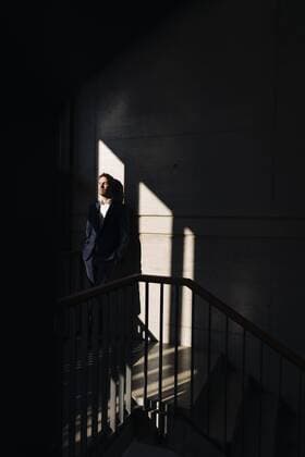 IMAGO Creative: Gesundheit, Burnout Businessman with closed eyes leaning against a concrete wall model released Symbolfoto property released  KNSF01175