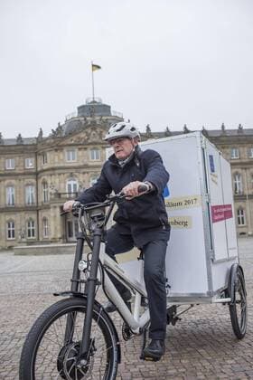 Landespressekonferenz mit Winfried Hermann Im Rahmen einer Landespressekonferenz informiert Verkehrsminister Winfried Hermann über die Radverkehrspolitik 2017 in Baden-Württemberg. Aufnahmen im Vorfeld der Pressekonferenz im Ehrenhof des Neuen Schlosses., Stuttgart Copyright: 7aktuell.de
