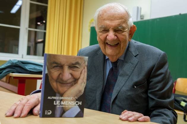 Alfred Grosser: Le Mensch. Die Ethik der Identitäten Wer bestimmt, was der Mensch ist: als Individuum oder Amtsinhaber, als Angehöriger einer Gruppe, Religion oder Ethnie? Facettenreich und mit vielen persönlichen Rückblicken schreibt der Europäer Grosser über die Entstehung und Moral sozialer Identität. Alfred Grosser ( 1. Februar 1925 in Frankfurt am Main) ist ein deutsch-französischer Publizist, Soziologe und Politikwissenschaftler. 11. Frühlingslese 2017 des Erfurter Herbstlese e.V.