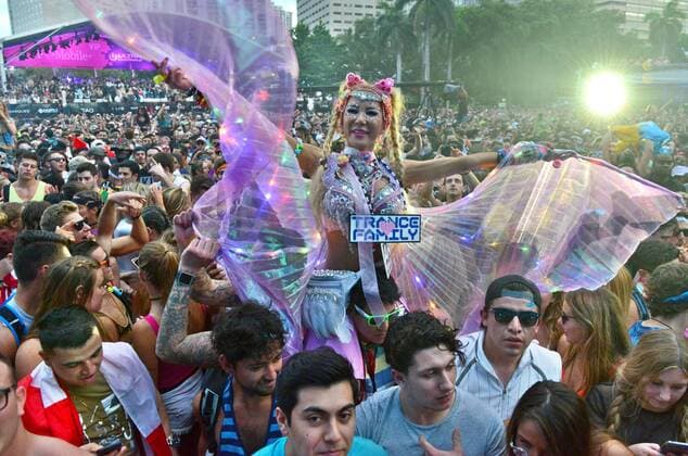 Fans at the Ultra Music Festival in Miami, Florida, United States, 24 March 2017. The 19th edition of the festival starts in Miami with the tickets sold out and the performances of Martin Garrix, Hardwell, The Prodigy, Justice and Major Lazer. ULTRA MUSIC FESTIVAL IN MIAMI !ACHTUNG: NUR REDAKTIONELLE NUTZUNG!  Copyright: xGiorgioxVierax MIA001 20170325-636260083254083259