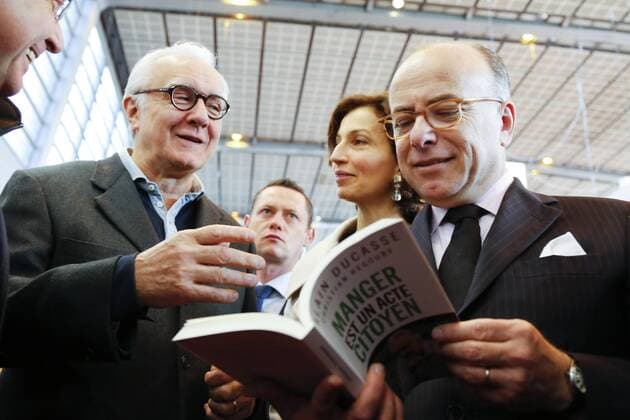 Bernard Cazeneuve auf dem Salon du Livre in Paris Alain Ducasse - Bernard Cazeneuve - Audrey Azoulay NEWS : Salon du Livre 2017 - Paris - 25 03 2017 StephenCaillet Panoramic 