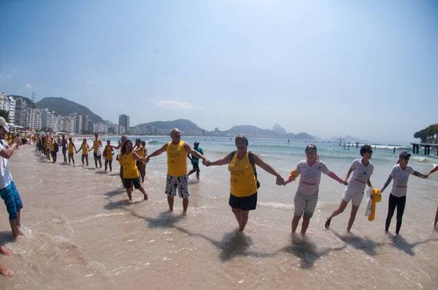 Bilder des Tages Brasilien: WWF Aktion: Müll sammeln an der Copacabana RIO DE JANEIRO, RJ - 25.03.2017: CLEAN UP DAY EM COPACABANA - symbolic embrace on Copacabana beach. On Saturday morning (25), between the posts 5 and 6 of Copacabana beach, we conducted a Clean Up Day. The project Meet to Preserve, designed by Istituto Mar Adentro, sponsored by WWF Brazil and support Movement Zero Waste, Diving Conscious and Green Mar. According to the organizers of the event, more than 500 volunteers participated in the event, which gathered aproximadamento 320 Kilos of garbage in the sand and water surface. Of the total garbage collected were approximately 2,100 cigarette butts and 600 caps of plastic bottles. x1292144x  AlvinhoxDuarte