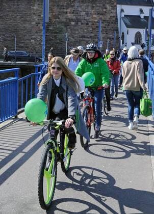 Saarbrücker Radfahrer demonstrieren am Samstag (25.03.2017) für bessere und sichere Radwege und fahren dafür mit lautem Klingeln durch die Saarbrücker Innenstadt. Im Bild: Barbara Meyer-Gluche, Spitzenkandidatin der Grünen.