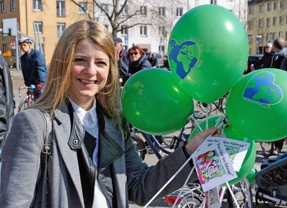 Saarbrücker Radfahrer demonstrieren am Samstag (25.03.2017) für bessere und sichere Radwege und fahren dafür mit lautem Klingeln durch die Saarbrücker Innenstadt. Im Bild: Barbara Meyer-Gluche, Spitzenkandidatin der Grünen.