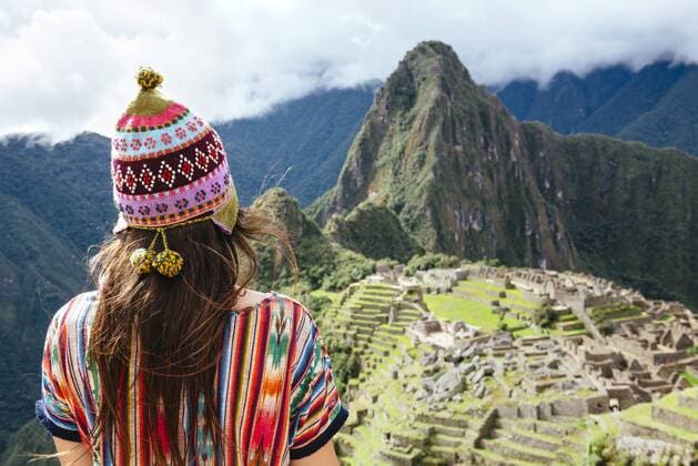 Peru, Machu Picchu region, Female traveler looking at Machu Picchu citadel and Huayna mountain model released Symbolfoto  GEMF000410