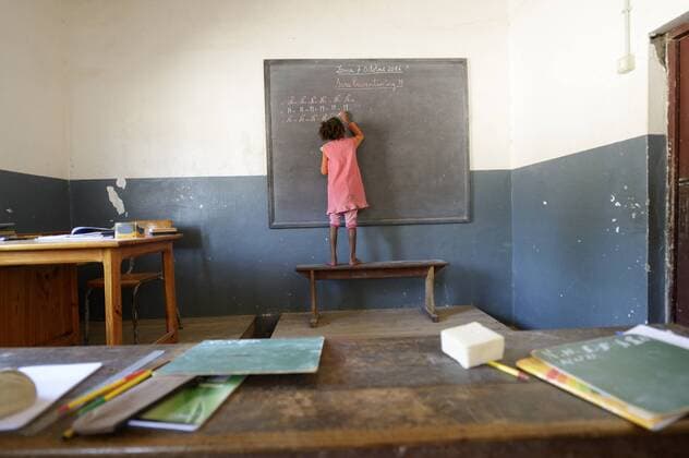 IMAGO Creative: Bildung, Schreiben Madagascar, Fianarantsoa, Schoolgirl writing on blackboard model released Symbolfoto  FLKF00744