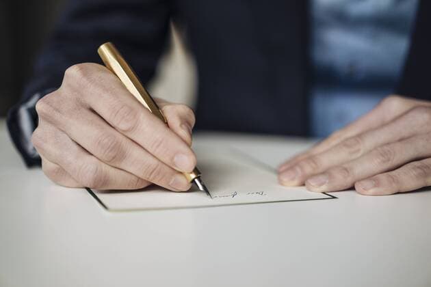 IMAGO Creative: Bildung, Schreiben Hand of businessman writing with golden fountain pen, close-up model released Symbolfoto property released  KNSF01133