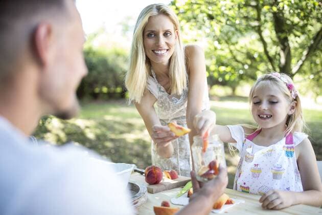 IMAGO Creative, Food, Trend, Meal Prep Happy family in garden preserving peaches model released Symbolfoto  WESTF22779