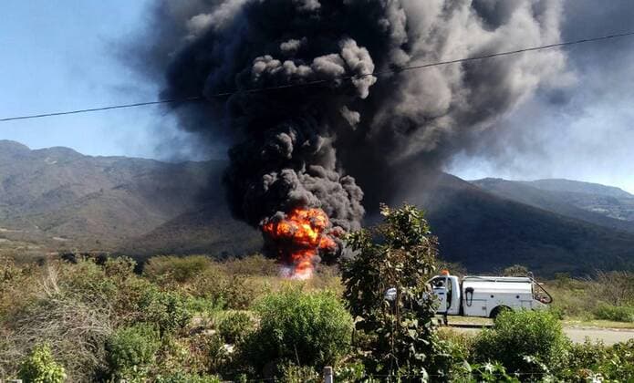 Bilder des Tages A view of a fires after the explosion of a Pemex pipeline in Nogales, Veracruz, Mexico, 27 March 2017. The explosion was caused by a clandestine outlet in the pipeline. Staff of the company is fighting the fire but have not reported about the victims. EXPLOSION IN PEMEX PIPELINE IN VERACRUZ !ACHTUNG: NUR REDAKTIONELLE NUTZUNG!  Copyright: xLuisxMonroyx VER001 20170327-636262459423935210