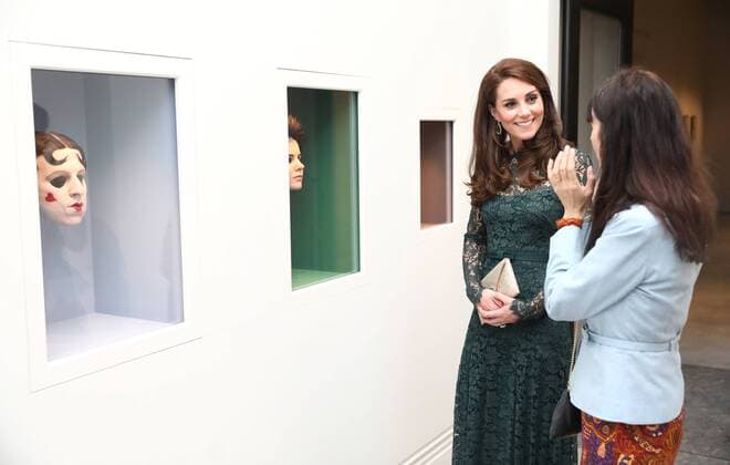 216597 Papixs Starface 2017-03-28 Londres Royaume Uni La duchesse de Cambridge assiste à un vernissage au National Portrait Gallery. PAP03171655 Britain s Catherine, Duchess of Cambridge views work by artist Gillian Wearing at the 2017 Portrait Gala at the National Portrait Gallery in London, Britain March 28, 2017 Duchesse Catherine Kate de Cambridge Middleton (Angleterre)  Copyright: xPapixsx xStarfacex STAR_216597_006