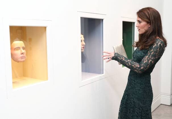 216597 Papixs Starface 2017-03-28 Londres Royaume Uni La duchesse de Cambridge assiste à un vernissage au National Portrait Gallery. PAP03171655 Britain s Catherine, Duchess of Cambridge views work by artist Gillian Wearing at the 2017 Portrait Gala at the National Portrait Gallery in London, Britain March 28, 2017 Duchesse Catherine Kate de Cambridge Middleton (Angleterre)  Copyright: xPapixsx xStarfacex STAR_216597_008