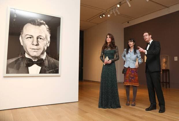 216597 Papixs Starface 2017-03-28 Londres Royaume Uni La duchesse de Cambridge assiste à un vernissage au National Portrait Gallery. PAP03171655 Britain s Catherine, Duchess of Cambridge views work by artist Gillian Wearing at the 2017 Portrait Gala at the National Portrait Gallery in London, Britain March 28, 2017 Duchesse Catherine Kate de Cambridge Middleton (Angleterre)  Copyright: xPapixsx xStarfacex STAR_216597_014