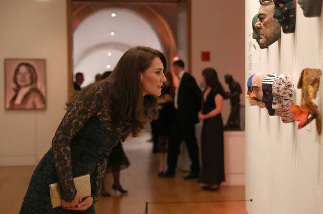 216597 Papixs Starface 2017-03-28 Londres Royaume Uni La duchesse de Cambridge assiste à un vernissage au National Portrait Gallery. PAP03171655 Britain s Catherine, Duchess of Cambridge views work by artist Gillian Wearing at the 2017 Portrait Gala at the National Portrait Gallery in London, Britain March 28, 2017 Duchesse Catherine Kate de Cambridge Middleton (Angleterre)  Copyright: xPapixsx xStarfacex STAR_216597_018