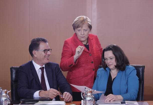 Bilder des Tages Gerd Müller, Bundesminister für wirtschaftliche Zusammenarbeit und Entwicklung, Angela Merkel, Bundeskanzlerin, Andrea Nahles, Bundesministerin für Arbeit und Soziales, Deutschland, Berlin, Bundeskanzleramt, Kabinettssitzung. Das Bundeskabinett befasst sich in seiner 141. Sitzung am 29. März 2017 unter anderem mit einem Gesetzentwurf zur Einführung eines Wettbewerbsregisters (Vortrag: BMWi).