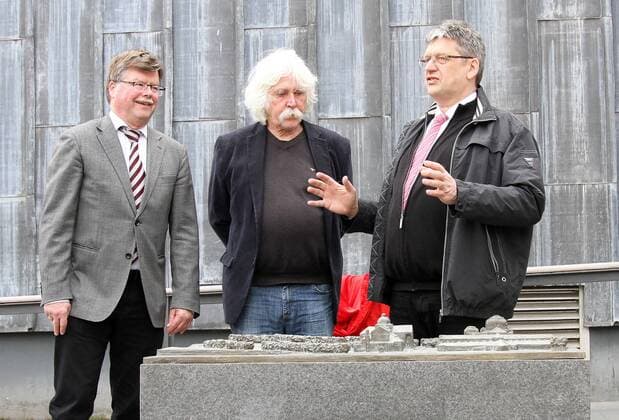 29.03.2017, xsvx, News Lokales, Enthüllung Vorstellung Tastmodell für Blinde mit Arno Gossmann, Bürgermeister der Landeshauptstadt Wiesbaden Arno Gossmann Künstler Bildhauer Egbert Broerken Bürgermeister und Sozialdezernent Arno Goßmann übergibt das zweite Tastmodell in Wiesbaden der Öffentlichkeit. Es stellt das Kurhaus, das Theater, die Brunnenkolonnaden, das Bowling Green und Teile des Kurparks im Maßstab 1:250 dar. Das Relief bietet die Möglichkeit, die Gebäude und angrenzenden Flächen in dreidimensionaler Form zu ãerfassenÒ und zu ãbegreifenÒ. Zusätzliche Markierungen und Texte in Blindenschrift (Braille) bieten sehbehinderten und blinden Menschen weitere Informationen. Es wurde von dem Bildhauer und Objektdesigner Egbert Broerken aus Welver Westfalen geschaffen. Der Standort befindet sich am Zugang zu den Theaterkolonnaden gegenüber dem Eingang in den Kurpark. News Lokale