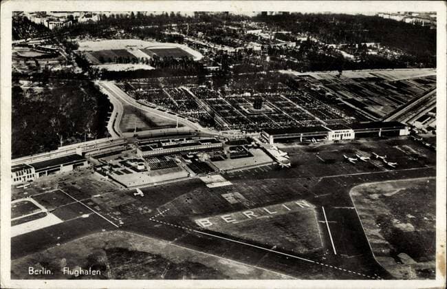 Berlin Tempelhof, Blick auf den Flughafen, Fliegeraufnahme, Rollfeld
