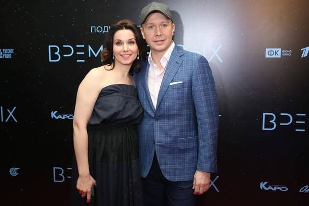 MOSCOW, RUSSIA - MARCH 29, 2017: Russian actress Alexandra Ursulyak (L) and Theatre of Nations Artistic Director, Russian actor Yevgeny Mironov attend the Moscow premiere of Russian film director Dmitriy Kiselev s First Time drama film about the first ever spacewalk performed by Soviet cosmonaut Alexei Leonov at the KARO 11 Oktyabr Cinema. Anton Novoderezhkin TASS  TS0460A7