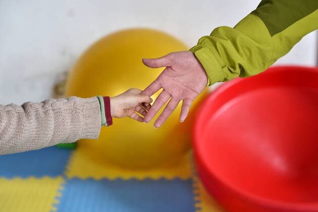 (170330) -- TAIYUAN, March 30, 2017 -- A child tries to hold his teacher s hand during a training course at a service center of the Lingxing community in Taiyuan, capital of north China s Shanxi Province, March 28, 2017. Established in 2010, the service center has accommodated over 60 children with autism. A total of 29 teachers take part in the rehabilitation program to help these children. April 2 marks the World Autism Awareness Day. ) (hdt) CHINA-SHANXI-AUTISM-CHILDREN (CN) ZhanxYan 